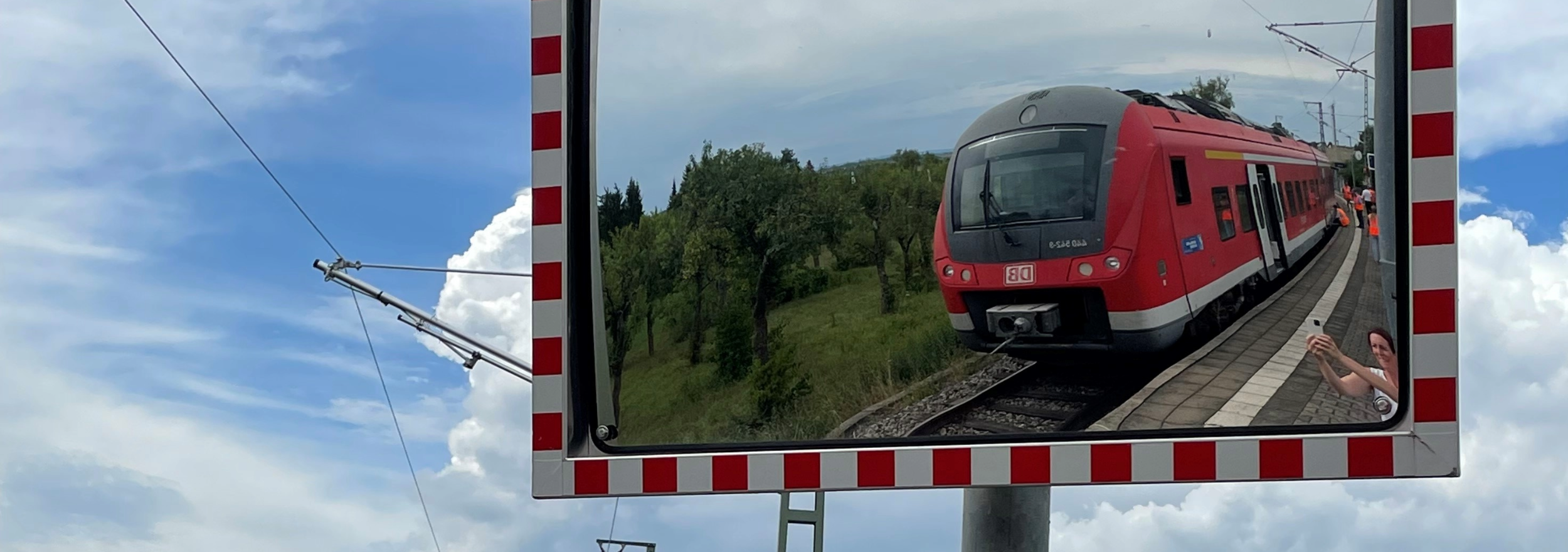 Zug fährt durch Bahnübergang